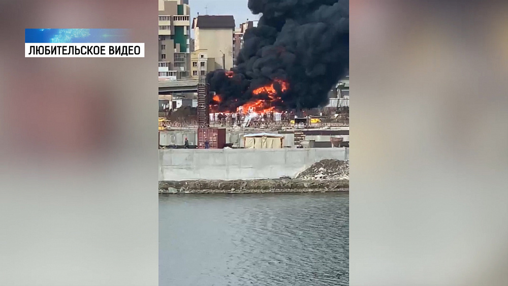 На стройплощадке конгресс-холла произошел пожар