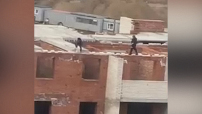 На Южном Урале снова обнаружили детей играющих на крыше недостороя