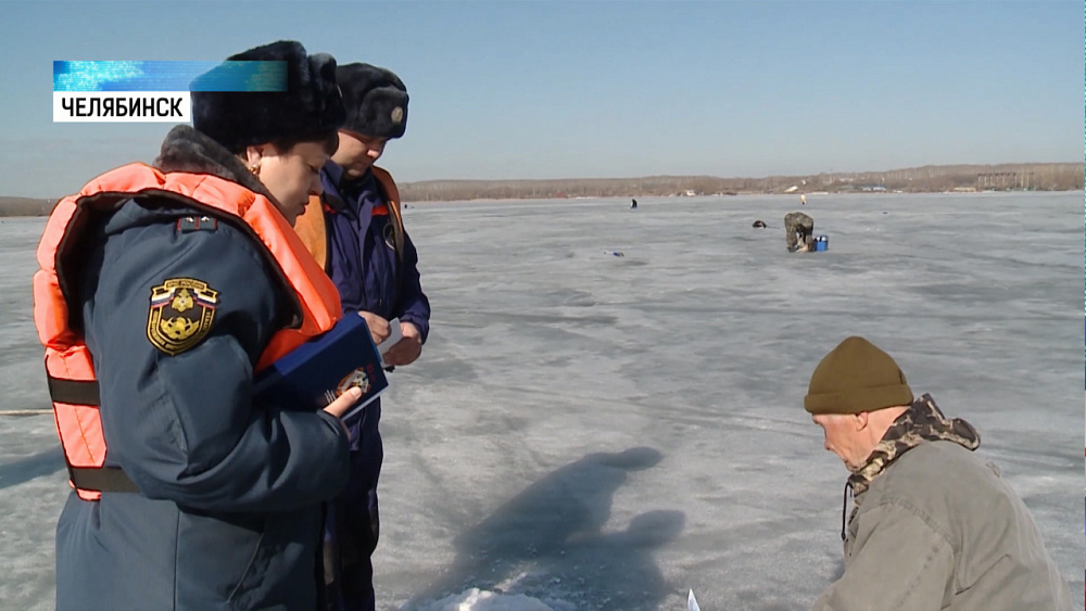 Сотрудники МЧС предупредили рыбаков о тонком льде