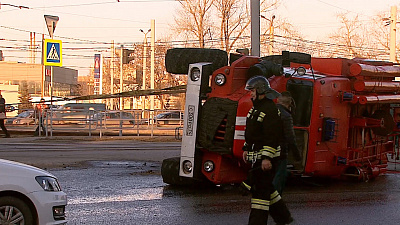 Момент столкновения пожарной машины и грузовика