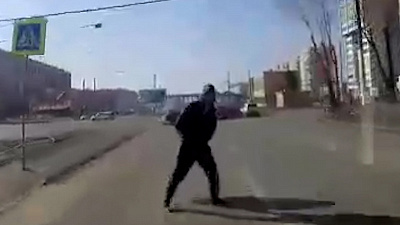 Мужчину, переходившего дорогу на красный, сбила машина в Магнитогорске. ВИДЕО