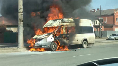 Загорелась маршрутка на Северо-Западе Челябинска. ВИДЕО