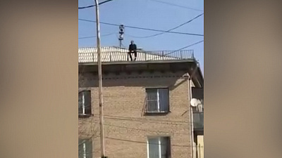 Мужчина прямо сейчас планирует прыжок с трехэтажного дома в Челябинске