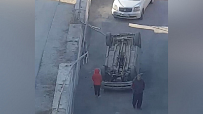 В Миассе во дворе многоэтажки перевернулась машина. ВИДЕО