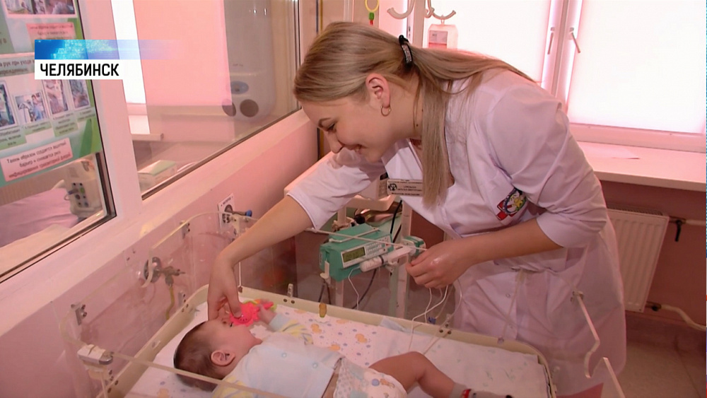 Врачи ЧОДКБ выхаживают малыша с редким недугом