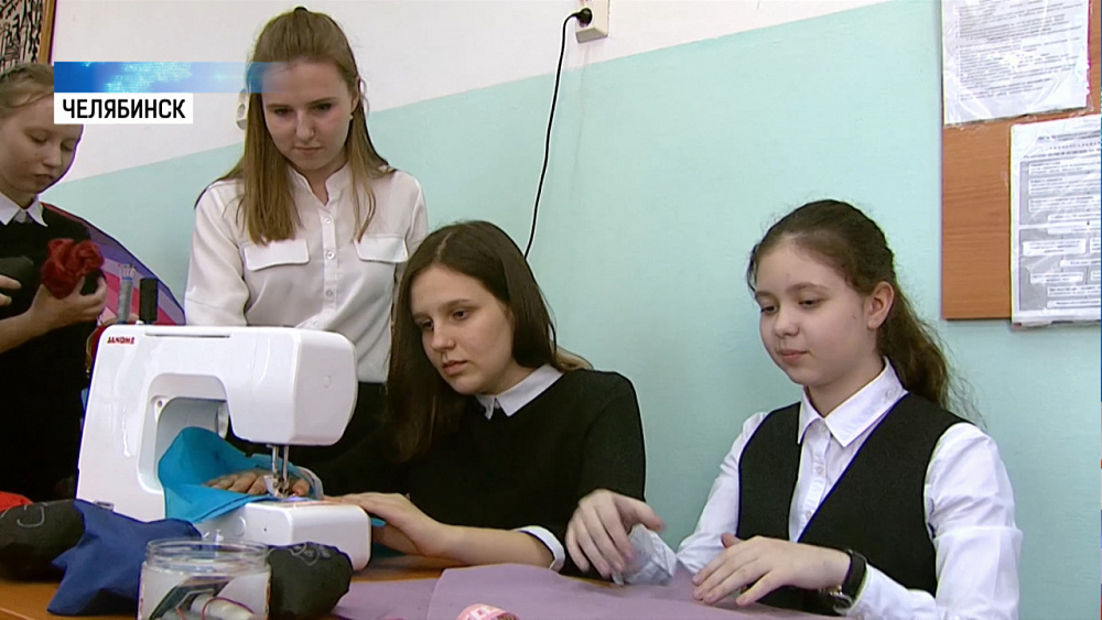 Челябинские школьники шьют бахилы из зонтов