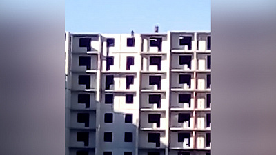 По самому краю: в Копейске дети гуляют по крыше недостроя. ВИДЕО