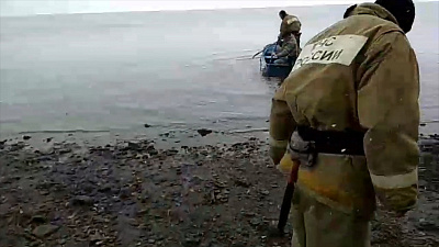 Операция по спасению уплывших на льдине рыбаков попала на видео