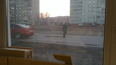 В Копейске автомобилист сам начал ремонтировать дорогу. ВИДЕО