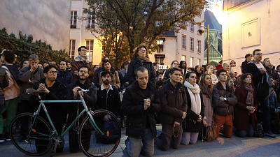 Сотни французов молятся о спасении собора Нотр-Дам. ВИДЕО