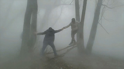 В Северо-западе Челябинска прорвало трубу. Юноша спасался от кипятка на дереве