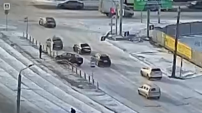 Аварию на «ровном месте» зафиксировали камеры городского видеонаблюдения