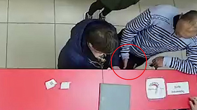 Мужчина придумал целую схему, чтобы выкрасить телефон у школьников. Видео с камер наблюдения