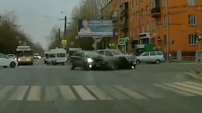 Столкновение седана и кроссовера в Металлургическом попало на видео