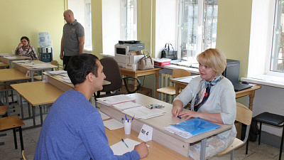 ИО министра соцотношений лично общается с жильцами пострадавшего от взрыва дома в Магнитогорске