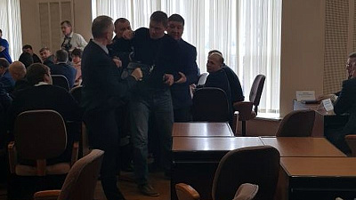 С аппаратного совещания в мэрии Челябинска вывели мужчину