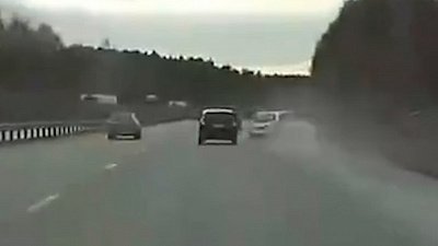 «Понты» на трассе чуть не погубили женщину и ребенка. ВИДЕО