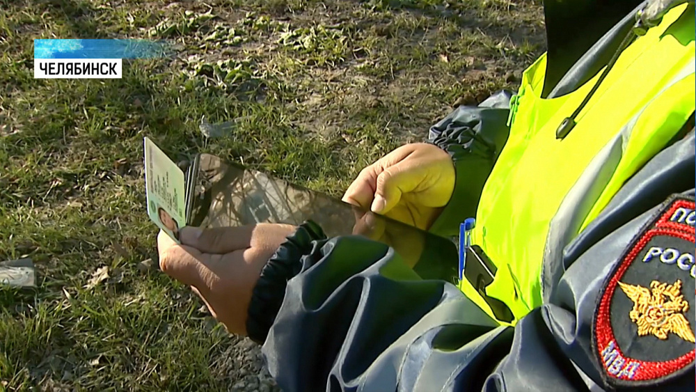 Инспекторы ГИБДД оформляют ДТП через планшет