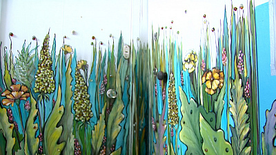 Челябинка превратила подъезд жилого дома в картинную галерею. ВИДЕО