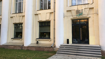 В центре Челябинска испортили газон ради летнего кафе