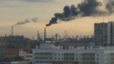 Густой черный дым и пламя в трубе на ЧЭМК увидели челябинцы этим утром. ВИДЕО