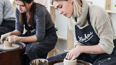 «Работа с глиной успокаивает». В Челябинске открылась гончарная школа «Колокол»