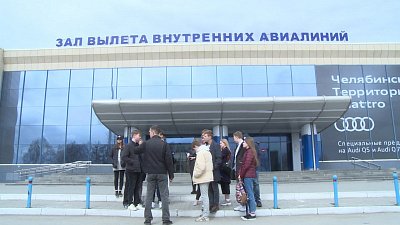 Как устроен челябинский аэропорт, узнали участники акции «День без турникетов». ВИДЕО