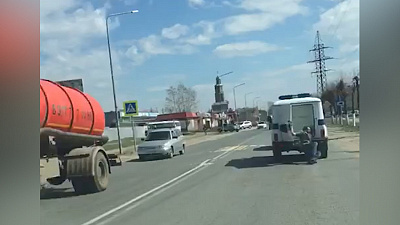 Инцидент с выпавшим из полицейского УАЗа мужчиной попал на видео очевидцев