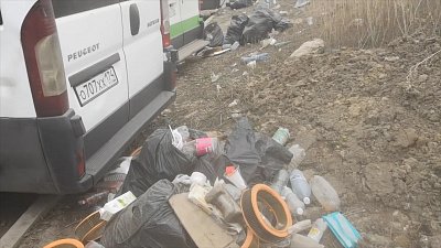 Незаконная стоянка в Парковом превратилась в стихийную свалку. ВИДЕО