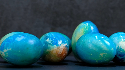 Правильное окрашивание пасхальных яиц. Мини-инструкция на видео 