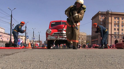Пожарно-спасательный кроссфит на главной площади Челябинска. ВИДЕО