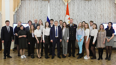 Алексей Текслер наградил участников конкурса социальной рекламы