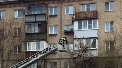 В «майские» мужчину сняли с козырька. ВИДЕО