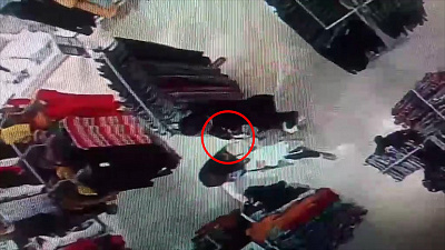 Ловкая кража iPhone в ТРК попала на видео