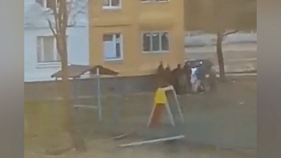 На Сахалине прохожие поймали упавшего ребенка из окна. ВИДЕО