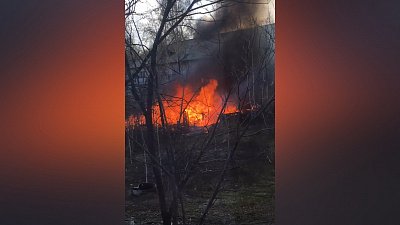 Мощный пожар разгорелся во дворе жилого дома в Карабаше. ВИДЕО