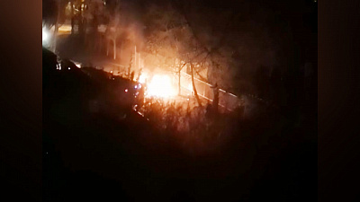 В Челябинске ночью загорелась иномарка во дворе жилого дома. Видео очевидцев