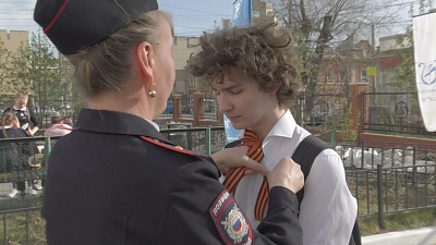 Челябинские полицейские вручили горожанам Георгиевские ленточки и показали как их носить