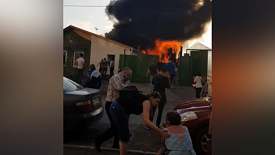 Пожар в частном секторе около Комсомольского проспекта засняли очевидцы