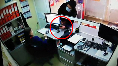 В Челябинске разыскивают грабителя финансовых организаций. Видео с камер видеонаблюдения