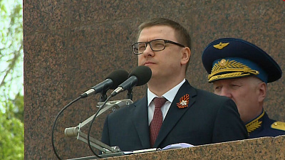 Алексей Текслер поздравил челябинцев с 9 мая на параде Победы