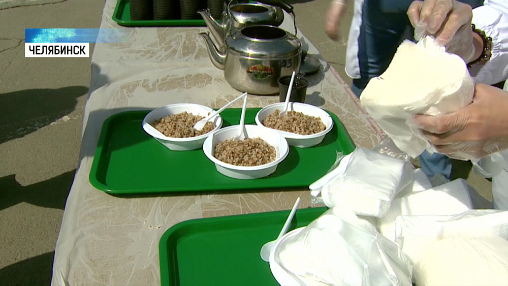 Челябинцев накормили солдатской кашей