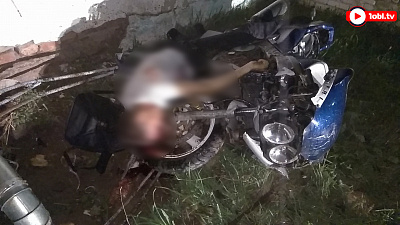 На Южном Урале мотоциклист без шлема погиб в аварии. Последствия ДТП на видео