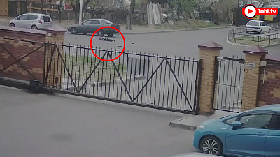 10-летний ребенок оказался пол колесами сразу двух машин. ВИДЕО 10-летний ребенок оказался пол колесами сразу двух машин. ВИДЕО