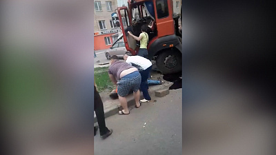 Грузовик въехал в электороопору на оживленной улице Челябинска