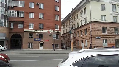 Шатающий столб мужчина напугал челябинцев в центре города