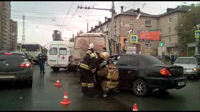 Крупная авария в центре Челябинска. Легковушка столкнулась с маршруткой