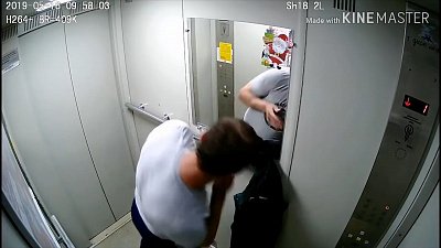 Мужчина в лифте делал инъекции прямо под камерой видеонаблюдения