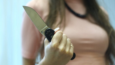 Психологи работают с учениками школы, в которой девочка-подросток нанесла себе ножевые ранения