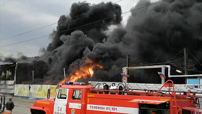 Мощный пожар на пластиковом производстве в Магнитогорске попал на видео